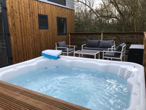 HÉBERGEMENT INSOLITE 2 personnes - 16-Tiny House 17m2 (2ch - 1/4 pers.) + Jaccuzzi + Lits faits + serviette + kit boisson + TV + clim - prix pour 2 personnes