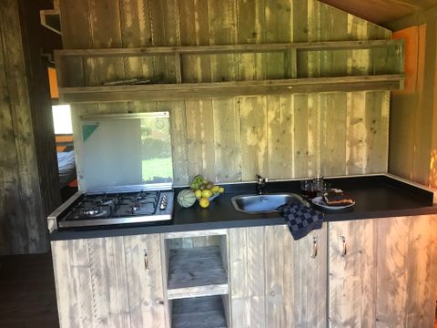 Tente en toile et en bois 2 personnes - 17-Tente safari Woody Deluxe 30m2 (2ch - 2/5 pers.) + Jaccuzzi + Lits faits + serviette + kit boisson - prix pour 2 personnes