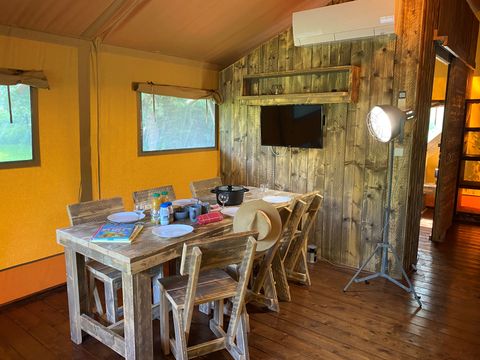 Tente en toile et en bois 2 personnes - 17-Tente safari Woody Deluxe 30m2 (2ch - 2/5 pers.) + Jaccuzzi + Lits faits + serviette + kit boisson - prix pour 2 personnes