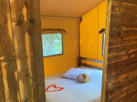 Tente en toile et en bois 2 personnes - 17-Tente safari Woody Deluxe 30m2 (2ch - 2/5 pers.) + Jaccuzzi + Lits faits + serviette + kit boisson - prix pour 2 personnes