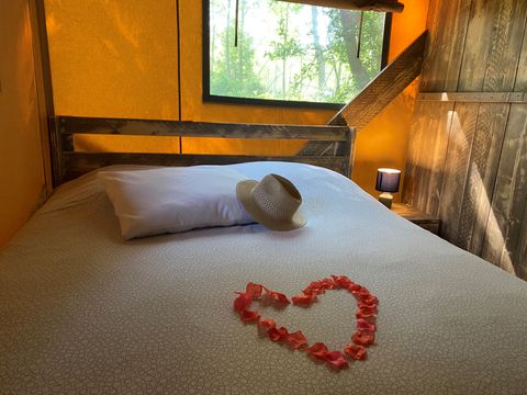 TENTE TOILE ET BOIS 2 personnes - 17-Tente safari Woody Deluxe 30m2 (2ch - 2/5 pers.) + Jaccuzzi + Lits faits + serviette + kit boisson - prix pour 2 personnes