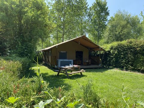 Tente en toile et en bois 2 personnes - 17-Tente safari Woody Deluxe 30m2 (2ch - 2/5 pers.) + Jaccuzzi + Lits faits + serviette + kit boisson - prix pour 2 personnes
