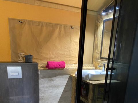 Tente en toile et en bois 2 personnes - 17-Tente safari Woody Deluxe 30m2 (2ch - 2/5 pers.) + Jaccuzzi + Lits faits + serviette + kit boisson - prix pour 2 personnes