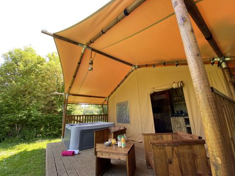 Tente en toile et en bois 2 personnes - 17-Tente safari Woody Deluxe 30m2 (2ch - 2/5 pers.) + Jaccuzzi + Lits faits + serviette + kit boisson - prix pour 2 personnes