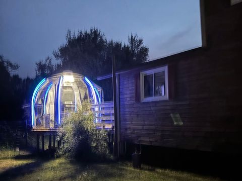 Hébergement 2 personnes - 18-Château Mobile 28m2 (2ch - 2/6pers.) + TV+Clim + Jaccuzzi + lit faits + serviettes + kit boissons - prix pour 2 personnes