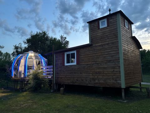 Hébergement 2 personnes - 18-Château Mobile 28m2 (2ch - 2/6pers.) + TV+Clim + Jaccuzzi + lit faits + serviettes + kit boissons - prix pour 2 personnes