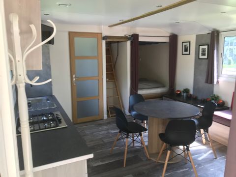 Hébergement 2 personnes - 18-Château Mobile 28m2 (2ch - 2/6pers.) + TV+Clim + Jaccuzzi + lit faits + serviettes + kit boissons - prix pour 2 personnes