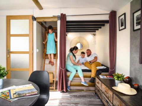 Hébergement 2 personnes - 18-Château Mobile 28m2 (2ch - 2/6pers.) + TV+Clim + Jaccuzzi + lit faits + serviettes + kit boissons - prix pour 2 personnes