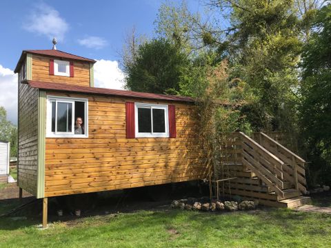 Hébergement 2 personnes - 18-Château Mobile 28m2 (2ch - 2/6pers.) + TV+Clim + Jaccuzzi + lit faits + serviettes + kit boissons - prix pour 2 personnes