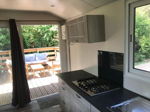 Hébergement 2 personnes - 18-Château Mobile 28m2 (2ch - 2/6pers.) + TV+Clim + Jaccuzzi + lit faits + serviettes + kit boissons - prix pour 2 personnes