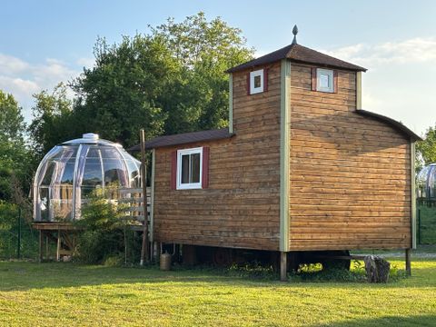 HÉBERGEMENT INSOLITE 2 personnes - 18-Château Mobile 28m2 (2ch - 2/6pers.) + TV+Clim + Jaccuzzi + lit faits + serviettes + kit boissons - prix pour 2 personnes