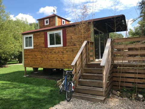 Hébergement 2 personnes - 18-Château Mobile 28m2 (2ch - 2/6pers.) + TV+Clim + Jaccuzzi + lit faits + serviettes + kit boissons - prix pour 2 personnes
