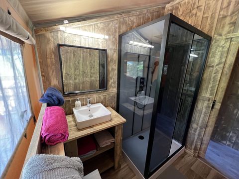 Tente en toile et en bois 2 personnes - 19-Tente safari XXL Deluxe pilotis 50m2 (3ch - 2/7 pers.) +Spa Air+Lits faits+serviettes+boissons - prix pour 2 personnes