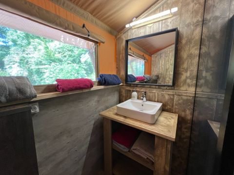 Tente en toile et en bois 2 personnes - 19-Tente safari XXL Deluxe pilotis 50m2 (3ch - 2/7 pers.) +Spa Air+Lits faits+serviettes+boissons - prix pour 2 personnes