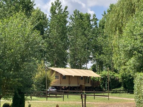 Tente en toile et en bois 2 personnes - 19-Tente safari XXL Deluxe pilotis 50m2 (3ch - 2/7 pers.) +Spa Air+Lits faits+serviettes+boissons - prix pour 2 personnes