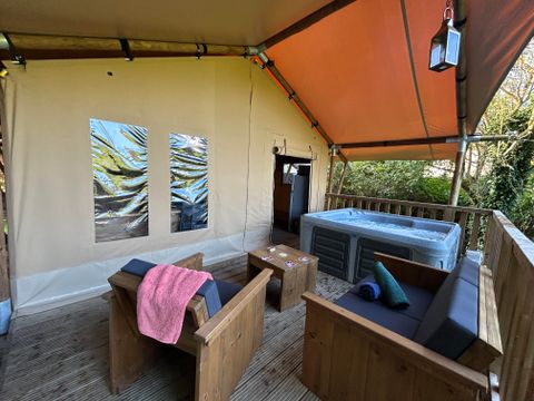 Tente en toile et en bois 2 personnes - 19-Tente safari XXL Deluxe pilotis 50m2 (3ch - 2/7 pers.) +Spa Air+Lits faits+serviettes+boissons - prix pour 2 personnes