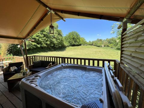 Tente en toile et en bois 2 personnes - 19-Tente safari XXL Deluxe pilotis 50m2 (3ch - 2/7 pers.) +Spa Air+Lits faits+serviettes+boissons - prix pour 2 personnes