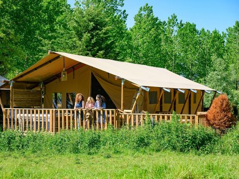 Tente en toile et en bois 2 personnes - 19-Tente safari XXL Deluxe pilotis 50m2 (3ch - 2/7 pers.) +Spa Air+Lits faits+serviettes+boissons - prix pour 2 personnes