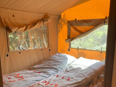 Tente en toile et en bois 2 personnes - 19-Tente safari XXL Deluxe pilotis 50m2 (3ch - 2/7 pers.) +Spa Air+Lits faits+serviettes+boissons - prix pour 2 personnes