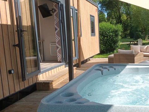 Tente en toile et en bois 2 personnes - 21-Lodge de Luxe + jacuzzi plein air+ lits faits + serviettes + kit boissons chaudes - prix pour 2 personnes