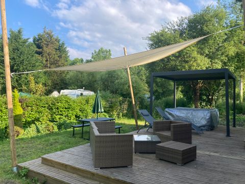 Tente en toile et en bois 2 personnes - 21-Lodge de Luxe + jacuzzi plein air+ lits faits + serviettes + kit boissons chaudes - prix pour 2 personnes