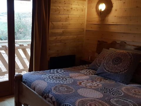 HÉBERGEMENT INSOLITE 2 personnes - Cabane de L'orpailleur (poêle bois, baignoire, douche)