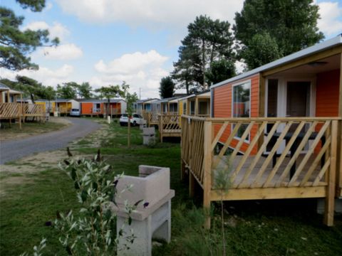 Mobilhome 4 personnes - CONFORT - DIM plaque gaz refrigérateur vaisselle télévision