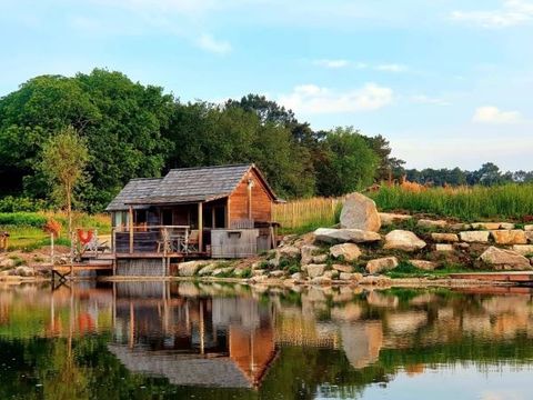 CHALET 4 personnes - Cabane SPA au bord de l'eau