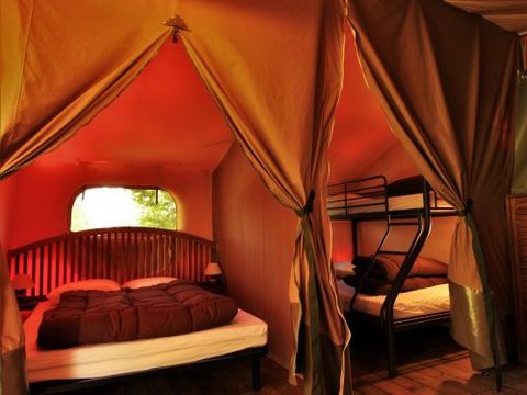 Tente en toile et en bois 5 personnes - Tente Lodge Victoria 30 m² avec salle de bain - terrasse couverte 5 pers