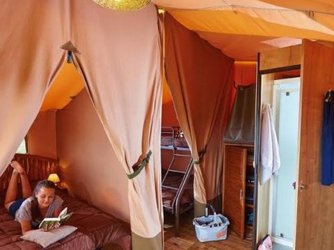 Tente en toile et en bois 5 personnes - Tente Lodge Victoria 30 m² avec salle de bain - terrasse couverte 5 pers