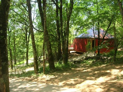 Hébergement 2 personnes - Yourte moderne possible 4 personnes en supplément auprès du camping