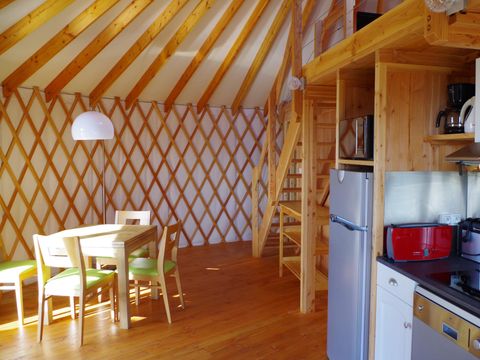 Hébergement 2 personnes - Yourte moderne possible 4 personnes en supplément auprès du camping