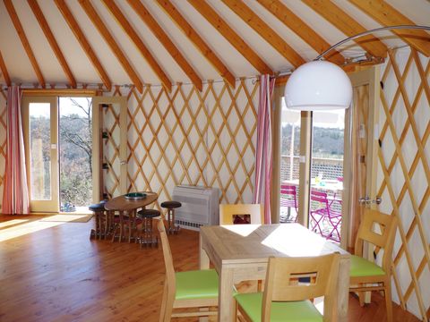 Hébergement 2 personnes - Yourte moderne possible 4 personnes en supplément auprès du camping