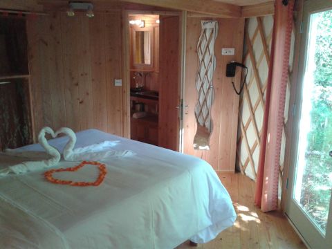 Hébergement 2 personnes - Yourte moderne possible 4 personnes en supplément auprès du camping