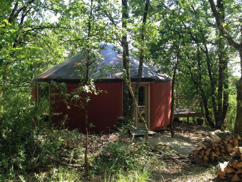 Hébergement 2 personnes - Yourte moderne possible 4 personnes en supplément auprès du camping