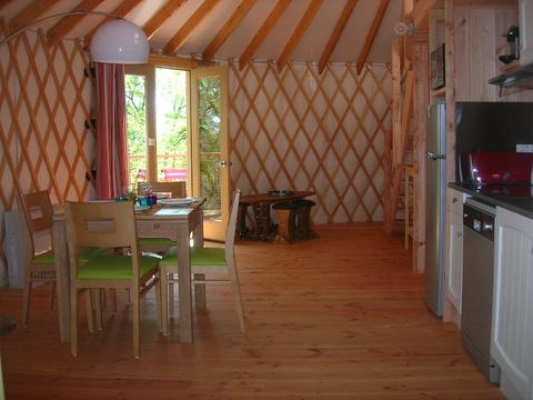 Hébergement 2 personnes - Yourte moderne possible 4 personnes en supplément auprès du camping