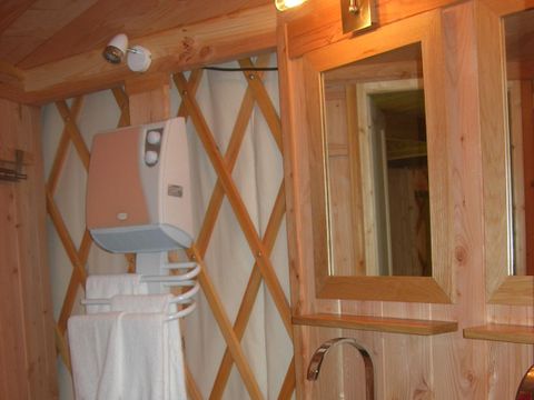 Hébergement 2 personnes - Yourte moderne possible 4 personnes en supplément auprès du camping