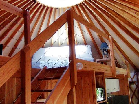 Hébergement 2 personnes - Yourte moderne possible 4 personnes en supplément auprès du camping