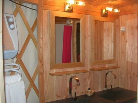 Hébergement 2 personnes - Yourte moderne possible 4 personnes en supplément auprès du camping