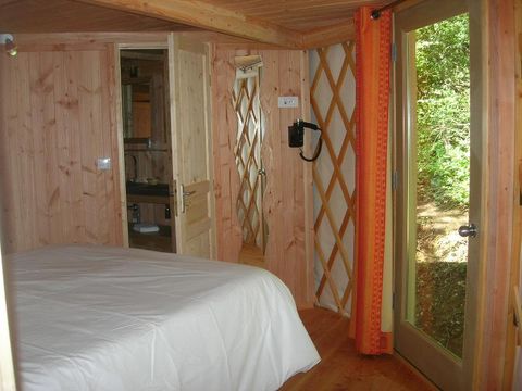 Hébergement 2 personnes - Yourte moderne possible 4 personnes en supplément auprès du camping
