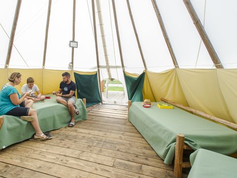 Hébergement 8 personnes - Tipi samedi (sans sanitaires)