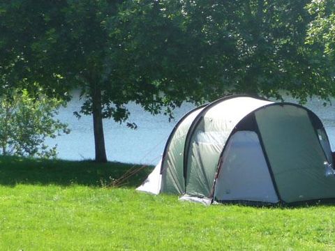 Emplacement - Emplacement + éléctricité + voiture + tente / caravane ou camping-car 2 pers