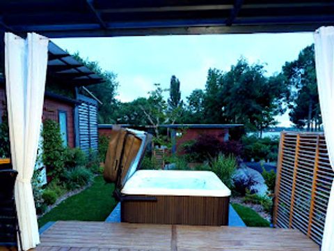 MOBILHOME 2 personnes - Cottage Pagode Premium 2 Pièces 2 Personnes vue lac Jacuzzi + Climatisé + TV