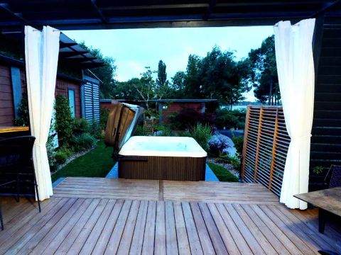 MOBILHOME 2 personnes - Cottage Pagode Premium 2 Pièces 2 Personnes vue lac Jacuzzi + Climatisé + TV