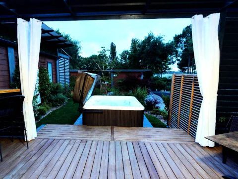 Mobilhome 2 personnes - Cottage Pagode Premium 2 Pièces 2 Personnes vue lac Jacuzzi + Climatisé + TV