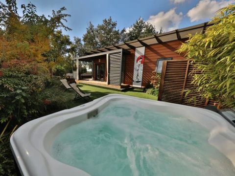 Mobilhome 4 personnes - Cottage Pagode Premium 3 Pièces 4 Personnes Jacuzzi + Climatisé + TV
