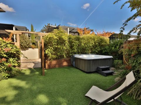 Mobilhome 4 personnes - Cottage Pagode Premium 3 Pièces 4 Personnes Jacuzzi + Climatisé + TV