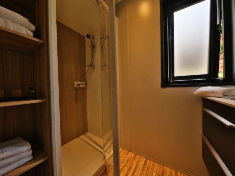 Mobilhome 4 personnes - Cottage Pagode Premium 3 Pièces 4 Personnes Jacuzzi + Climatisé + TV