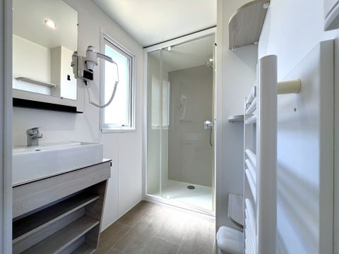 Mobilhome 4 personnes - Homeflower Premium 29 m² 2 chambres + terrasse 17m² + TV + LV + Clim + plancha 4 pers