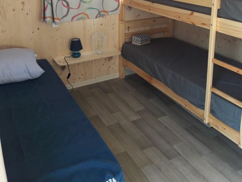 Tente en toile et en bois 5 personnes - Cahute des randonneurs 18m² - 2 chambres - sans sanitaire 5 pers